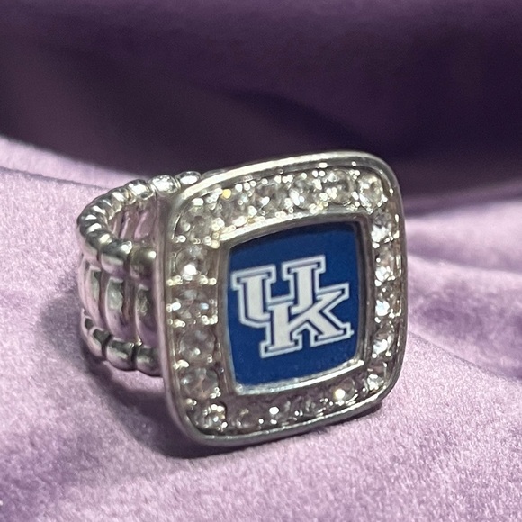 University of Kentucky silver-tone stretch-band ring - Picture 4 of 4
